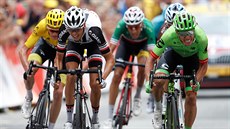 TSNÝ FINI. Rigoberto Uran (vpravo) bojuje o vítzství v deváté etap Tour de...