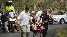 Richie Porte v péi léka bhem deváté etapy Tour de France.