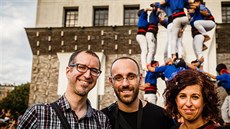 Katalánci Jordi Masdevall, Carles Noguera a Naila Rami (zleva) ijí v Praze u...