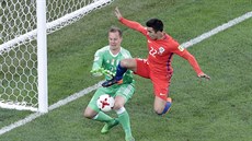 Edson Raúl Puch z Chile a nmecký gólman Marc-Andre Ter Stegen v ostrém souboji.