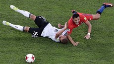 Alexis Sánchez z Chile (vpravo) a Němec Joshua Kimmich bojují o míč.