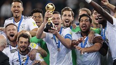 Německý kapitán Julian Draxler s trofejí pro vítěze Poháru FIFA.