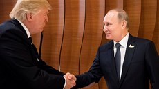 Americký prezident Donald Trump se zdraví s ruským vládcem Vladimirem Putinem...