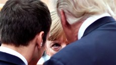 Mezi esti oima. Emanuel Macron, Angela Merkelová a Donald Trump na summitu...