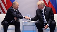 Pevný stisk rukou. Vladimir Putin a Donald Trump zahájili první spolené...