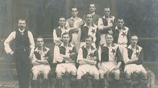 Skotský trenér John William Madden s hráči Slavie v roce 1918.