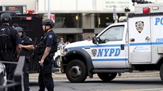 Policisté ped budovou nemocnice Bronx-Lebanon Hospital v New Yorku, v ní...
