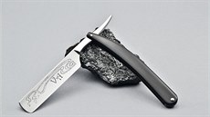 B�itvu z vysokouhlíkové oceli zdobí lept od Heleny Mare�ové, rukoje� je...