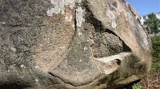 Kámen s obrysem sekyrky, který před lety inspiroval kastelána Pavla Šínu k...