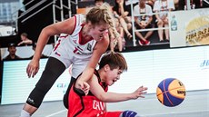 tvrtfinále MS do 18 let v basketbalu 3x3: eská reprezentantka Anna Rosecká (v...