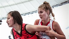 tvrtfinále MS do 18 let v basketbalu 3x3: eská reprezentantka Anna Rosecká (v...