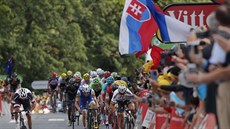 Peter Sagan (vpravo) míí za triumfem ve tetí etap Tour de France.