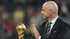 Gianni Infantino, šéf FIFA, s trofejí pro vítěze Konfederačního poháru