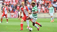 Michal Frydrych (vlevo) ze Slavie brání Scotta Sinclaira ze Celticu Glasgow.