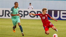 Momentka z ME do 19 let: �eský reprezentant Michal Hlavatý odehrává mí� p�ed...