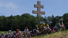 Cyklisté v prbhu esté etapy Tour de France. Ve lutém jede Chris Froome.