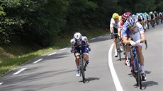 Momentka ze sjezdu bhem sedmé etapy Tour de France. Julien Vermote vyboil z...