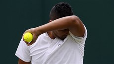Australan Nick Kyrgios si otírá elo v prvním kole Wimbledonu.
