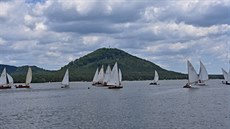 Závody plachetnic na Máchov jezee