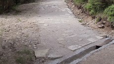 Chodník u osady Jizerka, po n�m� projde ro�n� 50 tisíc turist�.