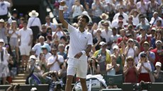 Novak Djokovi slaví postup do 3. kola Wimbledonu.