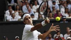 Roger Federer returnuje v 2. kole Wimbledonu.
