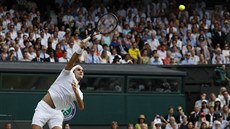 Roger Federer servíruje v 2. kole Wimbledonu.