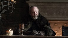 Liam Cunningham v roli Davose Seawortha eeného Cibulový rytí. Zábr ze sedmé...