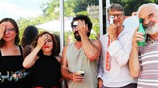 Delegace filmu Po strniti bos pózuje ped Domem T (6. ervence 2017).