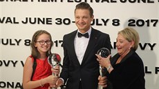 Jeremy Renner pózuje s rodinou a obma cenami, které si ze závreného veera...