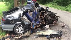 U Mladé Boleslavi narazil řidič do stromu