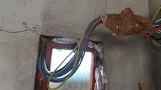Absurdn� provedená elektro kabelá� od fotovoltaické elektrárny na rodinném dom�.
