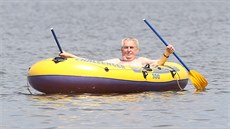 Miloš Zeman o dovolené jako obvykle vyplul na svém gumovém člunu na hladinu...