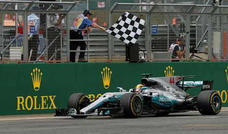 Lewis Hamilton na okruhu v Silverstonu.