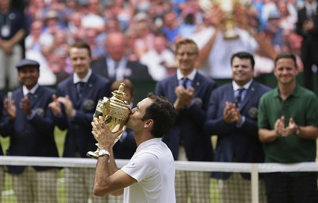 ZASLOUEN SLVA. Osminsobn ampion Wimbledonu Roger Federer lb trofej pro...