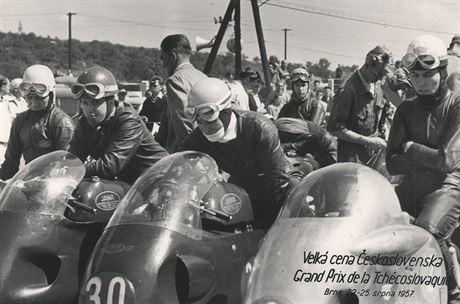 Frantiek astn na startu GP eskoslovenska v roce 1957