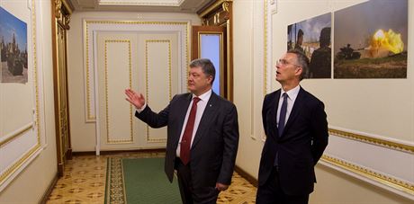 Ukrajinský prezident Petro Poroenko a generální tajemník NATO Jens Stoltenberg