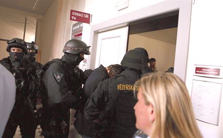Lukáe Hajného do soudní sín na jednání v ervenci vedlo nkolik ozbrojených policist. 