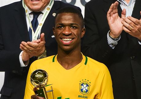 Vinicius Junior v dresu brazilského výbru do 17 let s trofejí pro nejlepího...