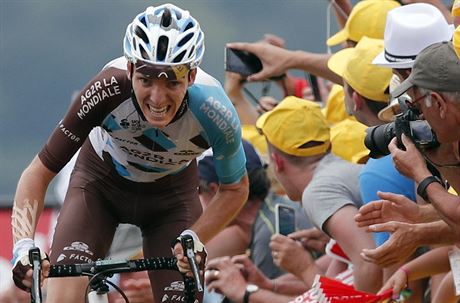 Romain Bardet unik soupem ve dvanct etap Tour de France.