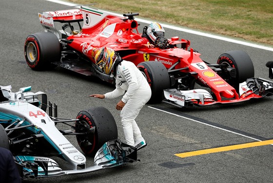 DÍKY. Lewis Hamilton z Mercedesu chválí svj vz po vítzné kvalifikaci na...