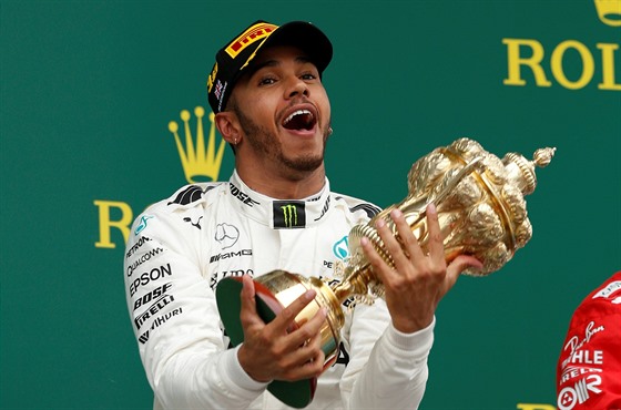 TA JE KRÁSNÁ. Lewis Hamilton s trofejí pro vítze Velké ceny Británie.