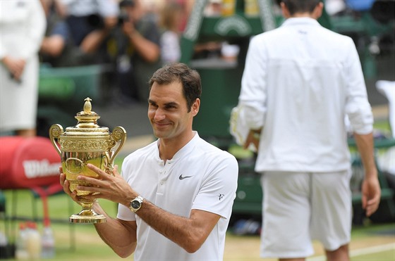 ZA OBHAJOBOU. Loský triumf na Wimbledonu patil i pro Rogera Federera k nejemotivnjím chvílím kariéry. Letos je zase favoritem.