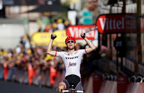 Nizozemský cyklista Bauke Mollema slaví triumf v patnácté etap Tour de France.