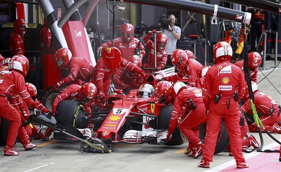 VYMNIT KOLO. Sebastian Vettel pi zastávce v boxech pi Velké cen Británie...
