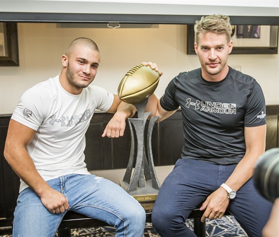 Dominik Dvorský (vlevo) hrá Ostrava Steelers a Jan Dundáek z Prague Black...