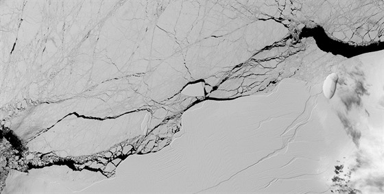 Satelitní snímek praskliny na šelfovém ledovci Larsen C