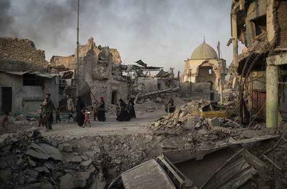 Mosul je po bojích s Islámským státem v troskách. Obnova msta potrvá roky.