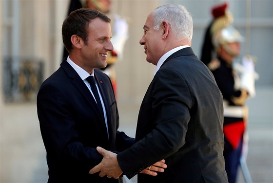 Emmanuel Macron se v nedli seel s izraelským premiérem Benjaminem Netanjahuem...