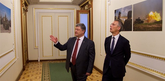 Ukrajinský prezident Petro Porošenko a generální tajemník NATO Jens Stoltenberg
